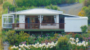 Raglan's Tranquil Garden Retreat - Moa Stone Lodge